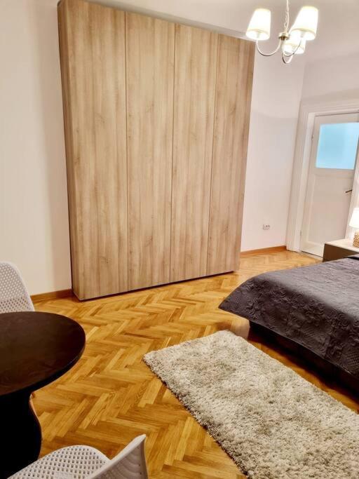 Cozy Apartment Near City Center Бухарест Екстер'єр фото
