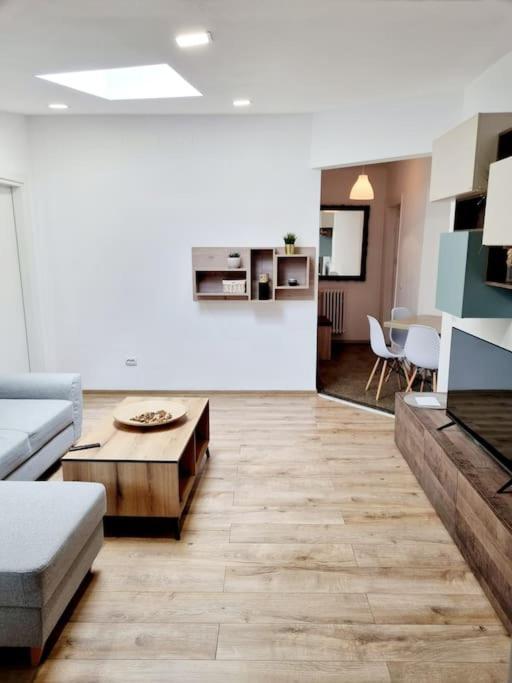 Cozy Apartment Near City Center Бухарест Екстер'єр фото